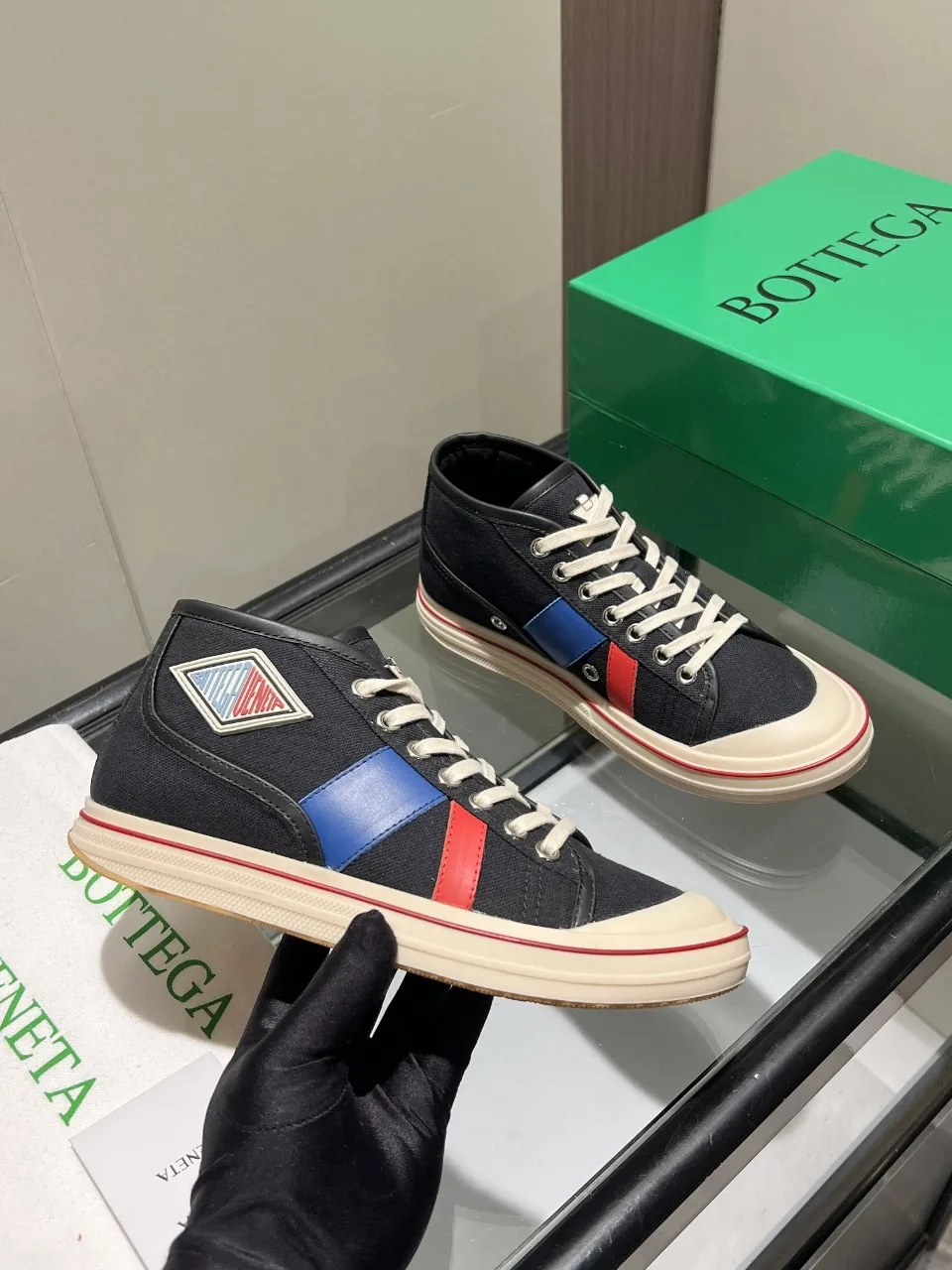 p540🐮🐮Bottega Veneta BV's latest Eliot series, retro basketball shoes, casual sports canvas shoes, become gods when they are launched! [Celebration] [Celebration] A 1:1 copy of the original version, [Fireworks] original material, [Fireworks] original color system, inspired by retro basketball sneakers, the color combination highlights youthful vitality, and perfectly interprets the theme of youth and childlike innocence. The details are also very particular. The summer canvas brings excellent durability and comfort. Designs such as calfskin trim, rubber toe caps and hand-painted retro red lines are full of retro feel. The round toe and convex sole add a modern feel and are suitable for various styles. Easily create a fashionable atmosphere. The upper foot is the focus...can be worn as a couple's shoes...each shoe has more taste and attitude! Fabric: Original customized high-density canvas + cowhide Lining: Original customized breathable canvas Insole: movable latex cowhide insole. Sole: original molded non-slip and wear-resistant TPU material. Sole thickness: 3cm. Size: women's size 35#-40#, men's size 39#-45#.